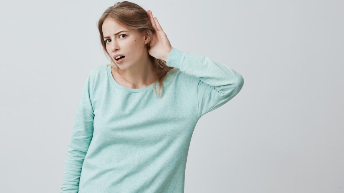 Девушка прислушивается