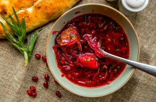 Повар: капусту и картофель нужно закладывать в борщ с разницей в 5–7 минут