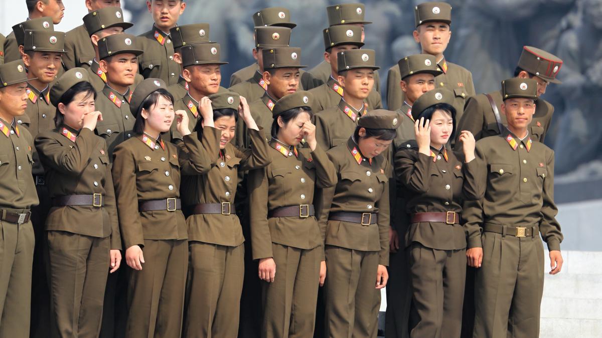 Armáda pózující u památníku Kim Ir-sena - panoramio Armáda pózující u památníku Kim Ir-sena - panoramio