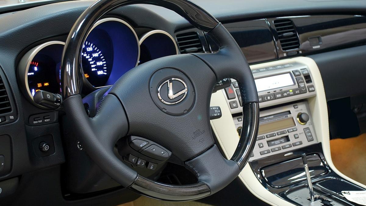 Машина Lexus Машина Lexus
