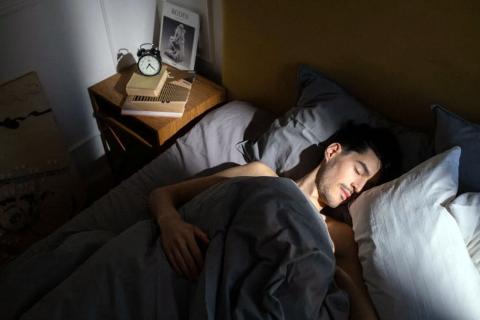 Специалисты считают, что полный отказ от кофеина и экранов не всегда помогает при нарушениях сна