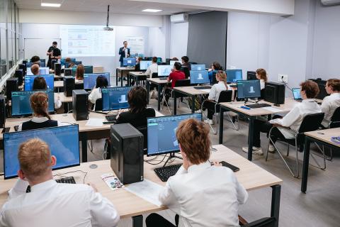 Школьники Камчатки будут сдавать меньше экзаменов для поступления в колледжи — Омарова