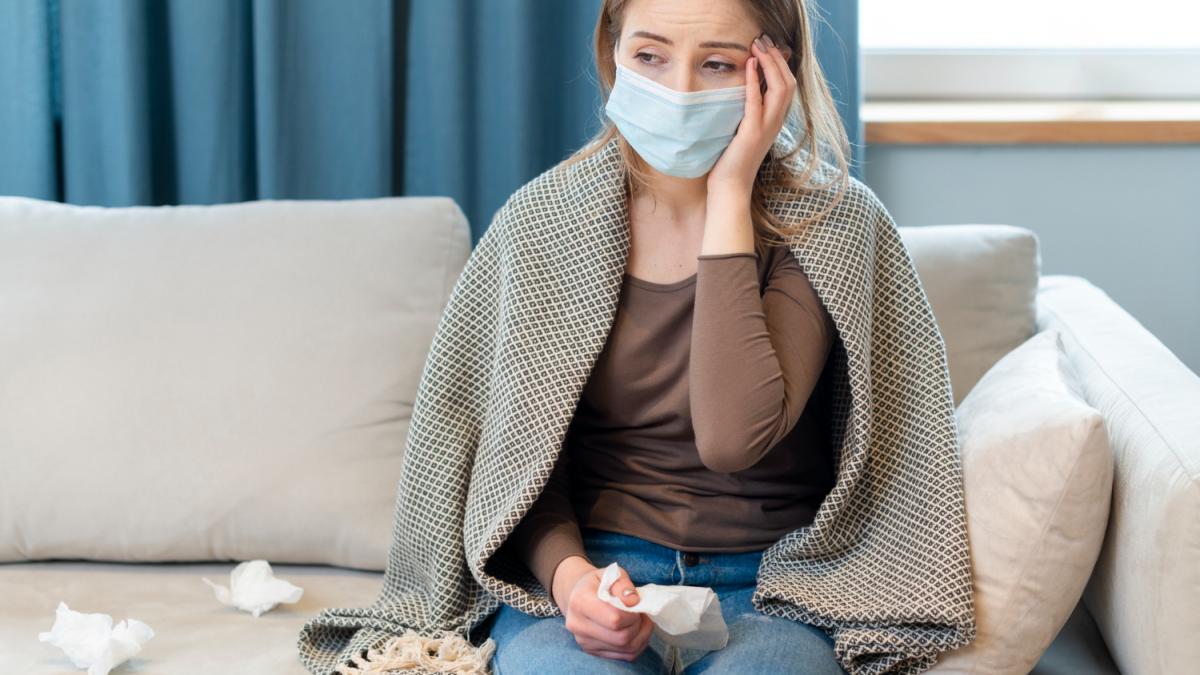 Больная девушка в маске