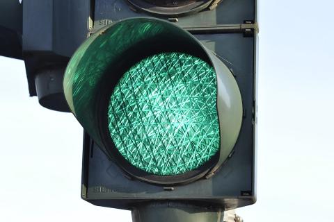 В Греции заметили светофор с двойным сигналом на проспекте Константинуполеос