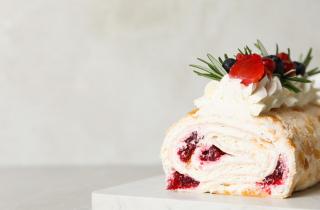 Меренговый рулет с малиной получается воздушным — повар