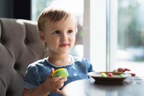 Речь начинается с ложки: самостоятельное питание неожиданно ускоряет развитие ребёнка