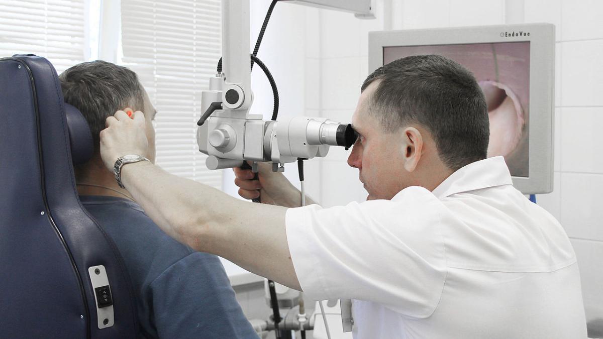 На приёме у ЛОРа