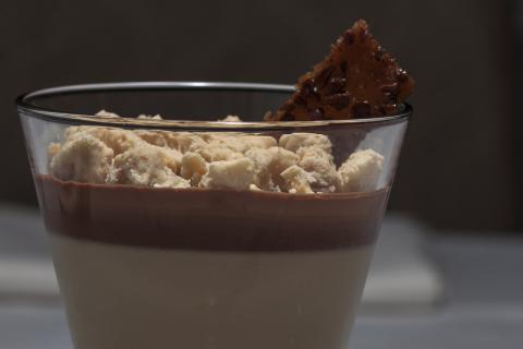 Панакота с клубникой получается очень сливочной — повар