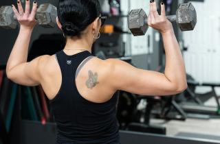 Силовые тренировки укрепляют суставы у взрослых — старший преподаватель Браун