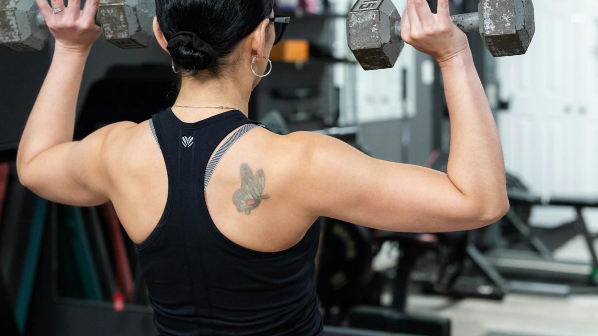 Тренировка с гантелями