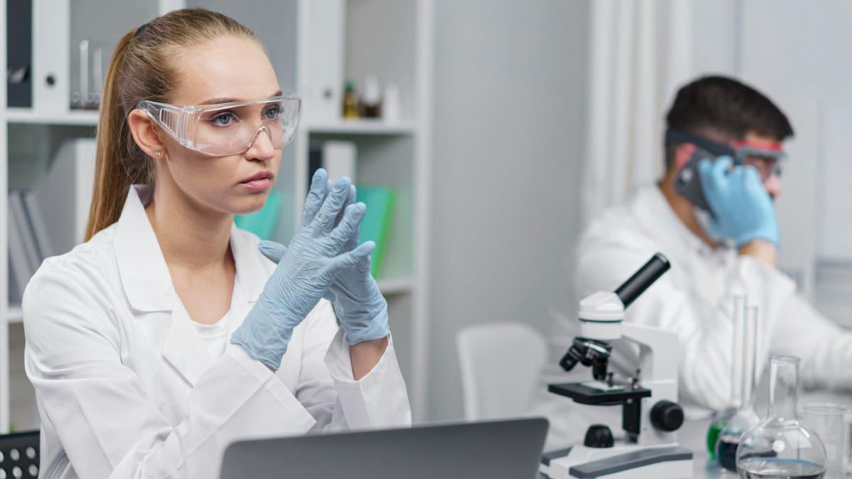 Девушка ученый