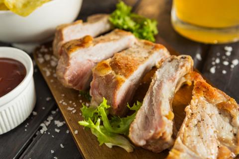 Запекание свиного карбоната в фольге при 200 °C сохраняет сочность — повар