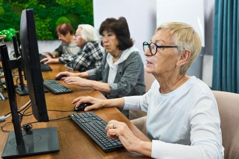 Сотрудники читают корпоративные соцсети поверхностно из-за формального контента — A2:Research