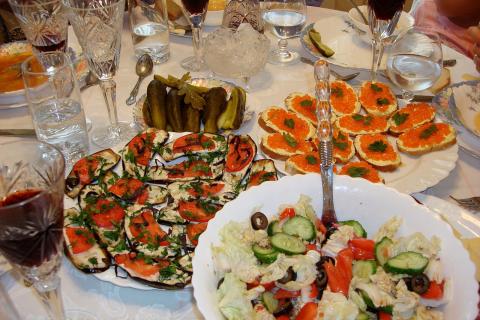 Новогодний стол всё чаще заменяют фуршетами и свободным форматом — специалисты по кейтерингу