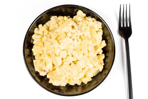 Крабовый салат: классический рецепт с яйцом, рисом и маринованными огурцами
