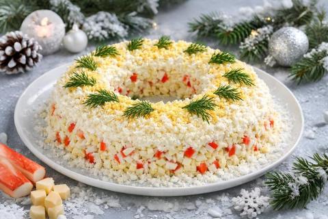 Диетолог предупредила о рисках, связанных с доеданием новогодних салатов утром - Лента.ру