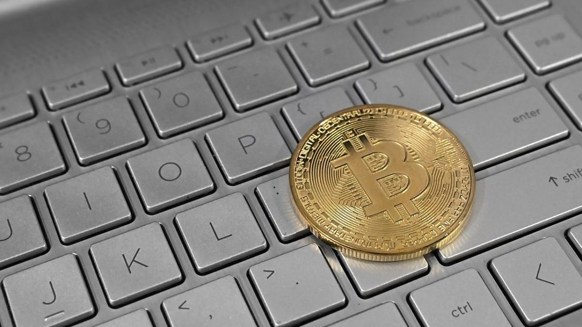 Биткоин на клавиатуре ноутбука Биткоин на клавиатуре ноутбука