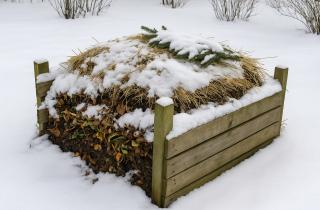 Укрытие компоста на зиму сохраняет активность микроорганизмов — рекомендации агрономов