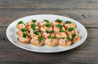 Тарталетки с крабовыми палочками и сыром получаются нежными — повар