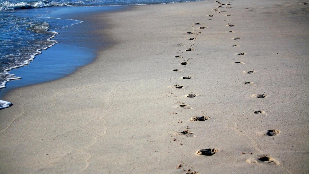 Фото следов на песке