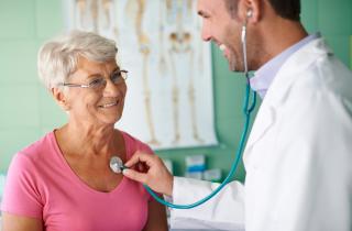 Приливы — лишь вершина айсберга: что на самом деле происходит с телом во время менопаузы