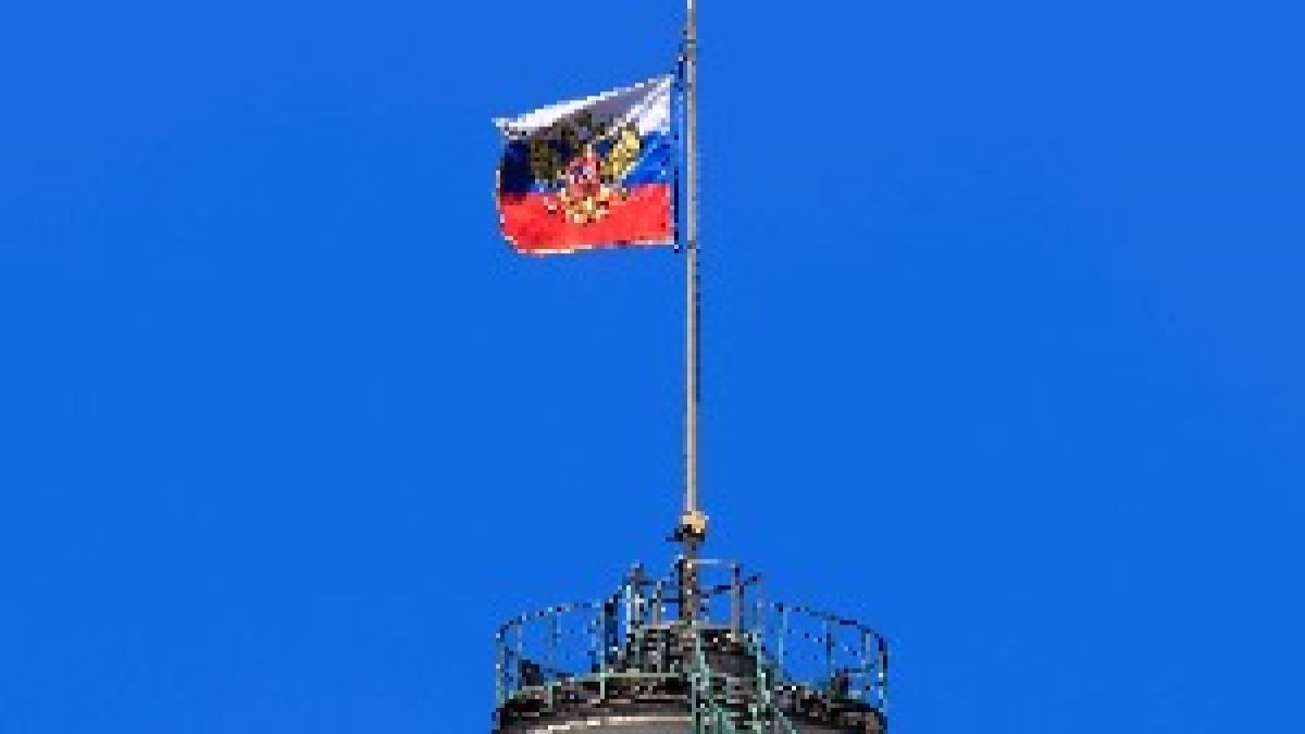 Российский триколор над зданием сената