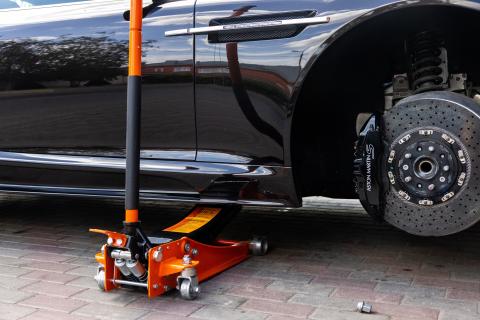 Отсутствие заводских меток на пороге может указывать на замену детали после ДТП — автоэксперты