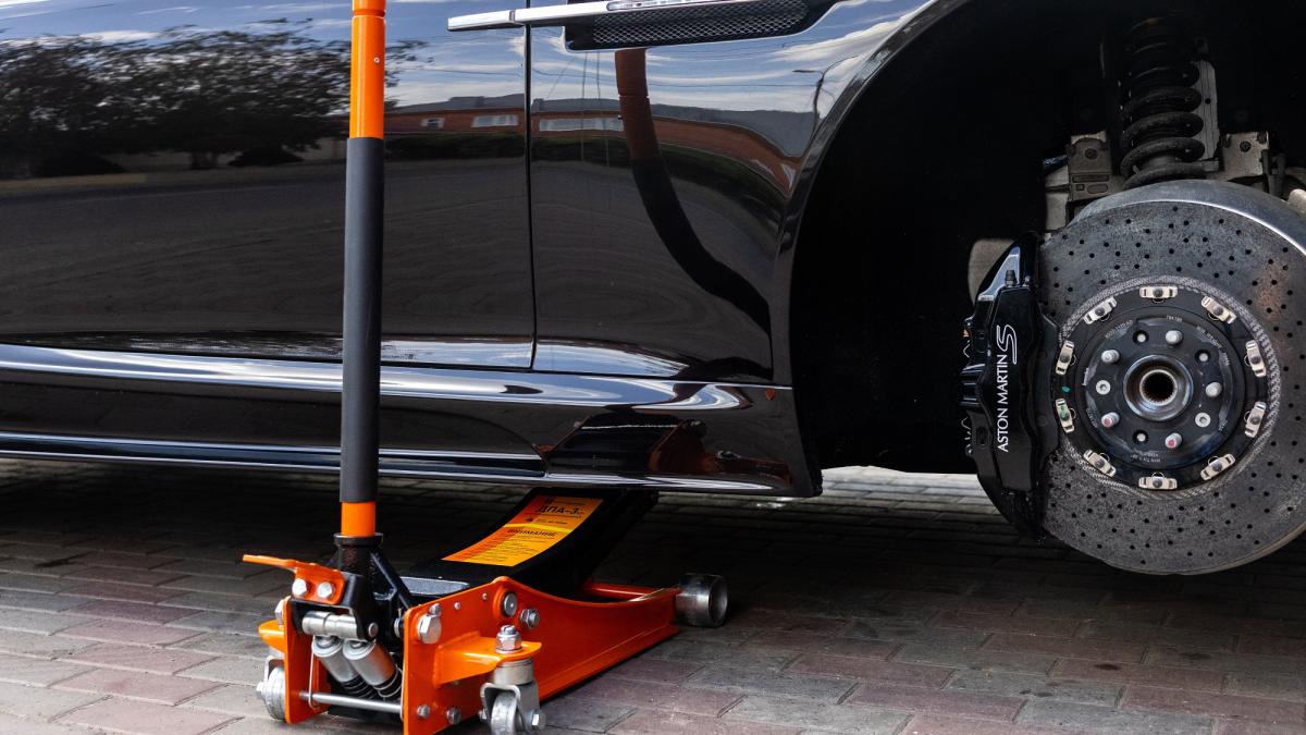 Подкатной гидравлический автомобильный домкрат