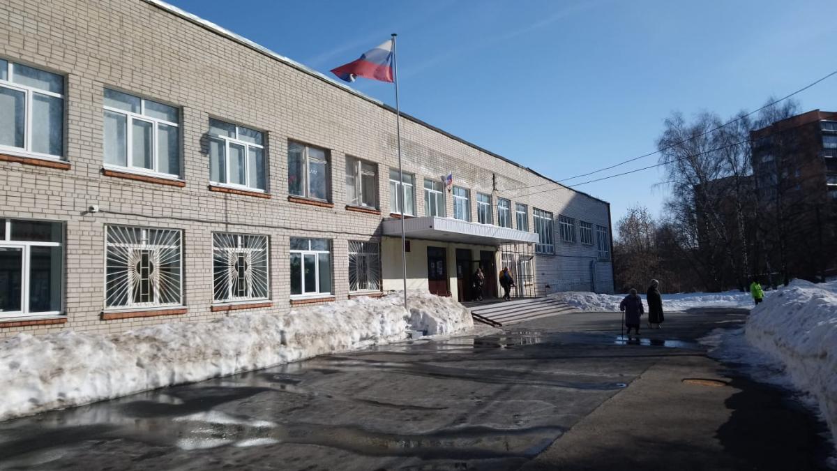 Флаг у школы