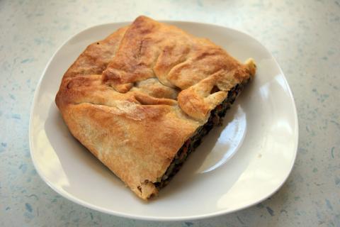 Домашний рулет из слоёного теста с творожной начинкой и орехами готовится без дрожжей