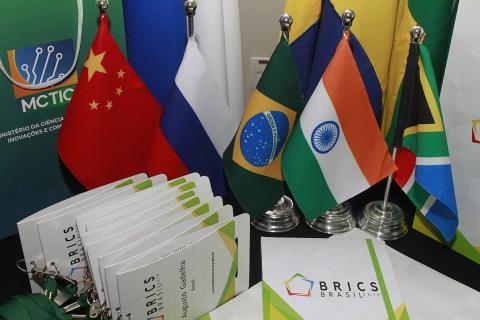 Россия увеличила экспорт удобрений в страны БРИКС на 60% за три года — Андрей Гурьев