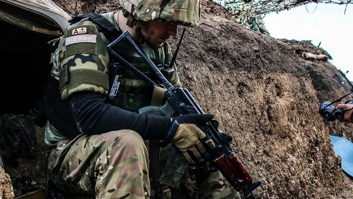 Солдат ВСУ в окопе Солдат ВСУ в окопе