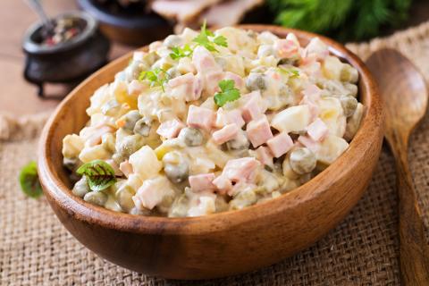 Приготовление салата Столичный с курицей: пошаговая инструкция