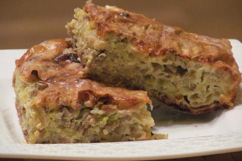 Используйте рыбные консервы и картофель для заливного пирога