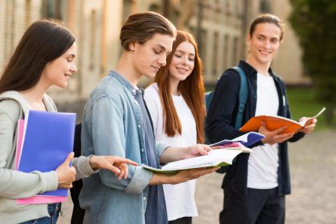 Социальная стипендия для студентов колледжей ЯНАО установлена на уровне 1 674 рублей