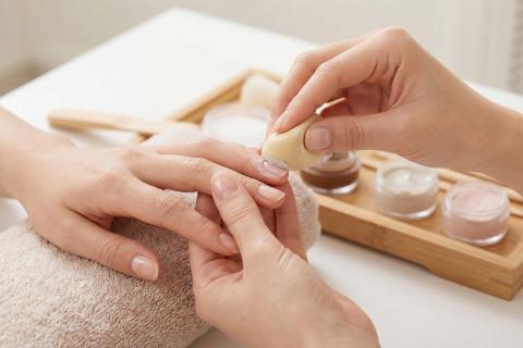 Короткие ногти захватили тренды 2026 — скандинавский маникюр выглядит дорого без лишнего блеска