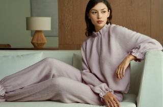 Глубокую чистку дивана проводят дважды в год, а пылесосят — не реже раза в неделю