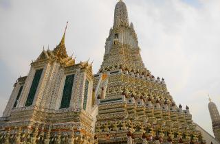 Речное такси в Бангкоке соединяет Ват Арун и Ват Пхо для удобного посещения туристов — туристический гид