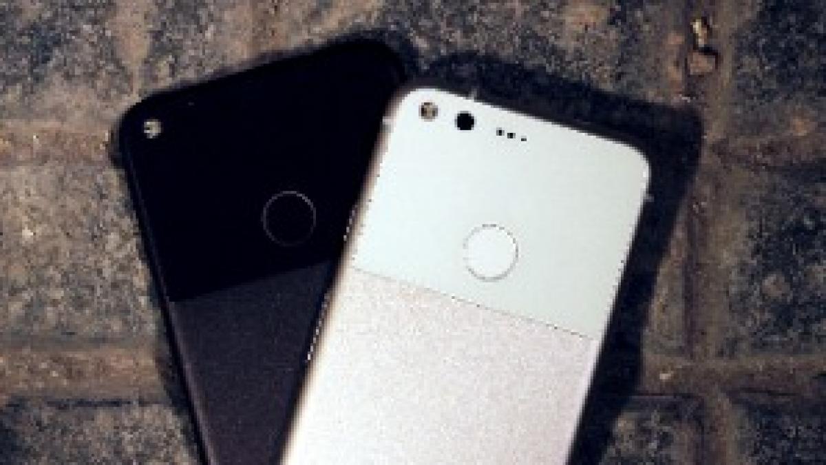 Google Pixel and Pixel XL smartphones (30120254046)