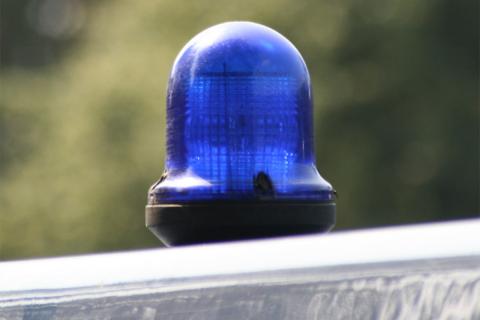 В Канаде мужчина поехал за газировкой на игрушечном электромобиле и получил запрет на вождение
