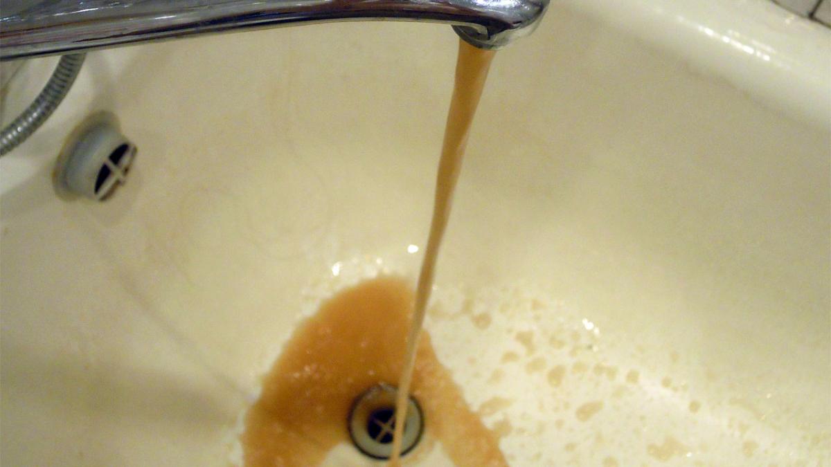 Коричневая вода (ржавая вода), текущая из крана после временного отключения Коричневая вода (ржавая вода), текущая из крана после временного отключения