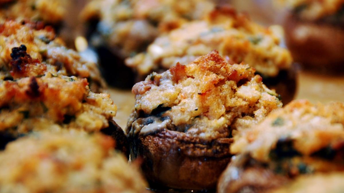 Запечённые фаршированные грибы