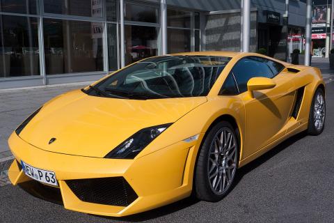 ParkPlus: MrBeast владеет Lamborghini, BMW, Tesla и даже Dodge Grand Caravan