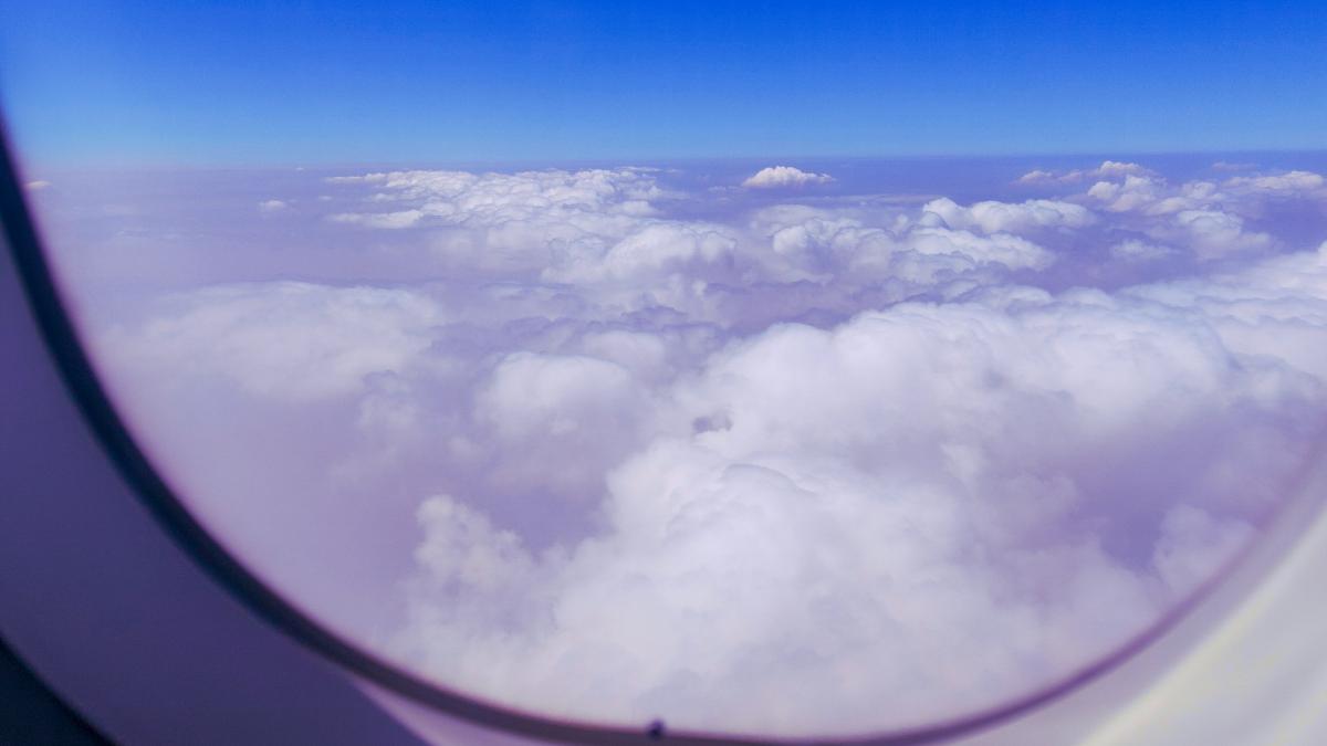 Вид из самолета на облака