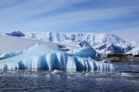 Плотные плиты тонут в мантии: под Антарктидой зреет гравитационная бездна глубиной 120 метров