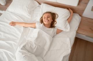 Эксперт Мелисса Хомер: матрас нужно чистить минимум дважды в год, а при наличии животных — каждые три месяца