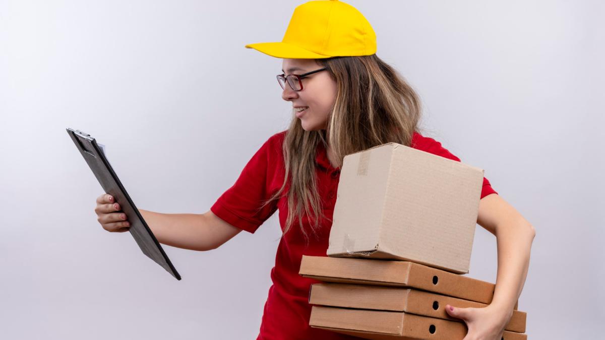 Молодая доставщица