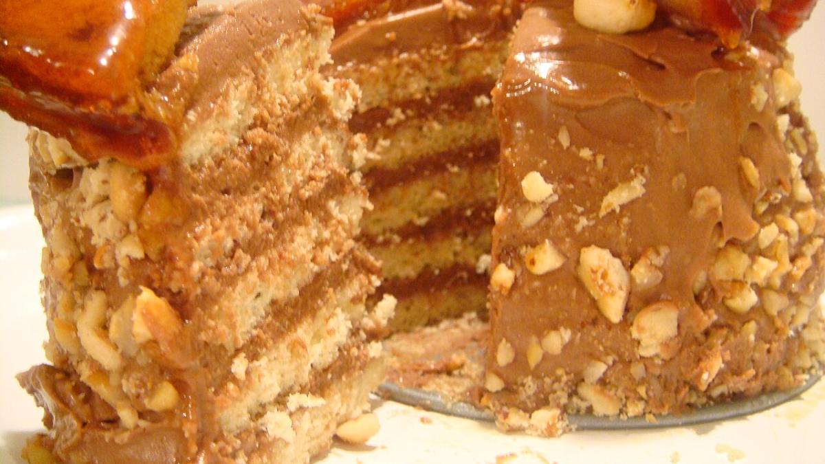 Торт с варёной сгущёнкой и орехами