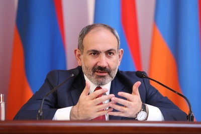 Делимитацию границ между Арменией и Азербайджаном обсудил с представителем ЕС Пашинян