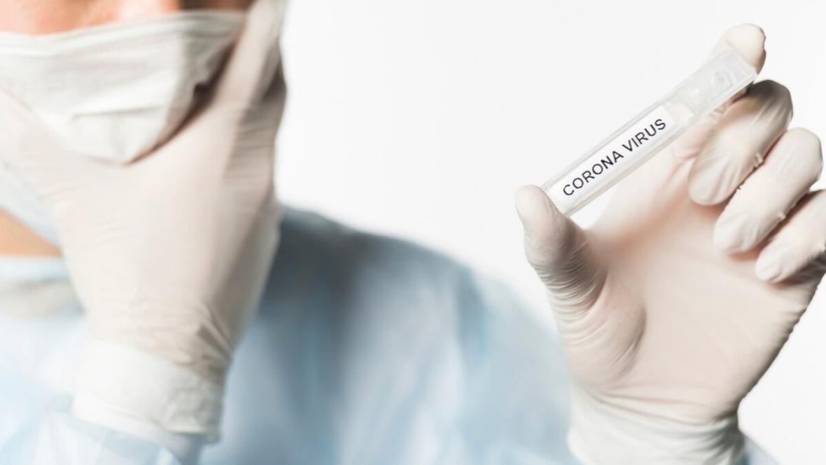 Врач держит колбу